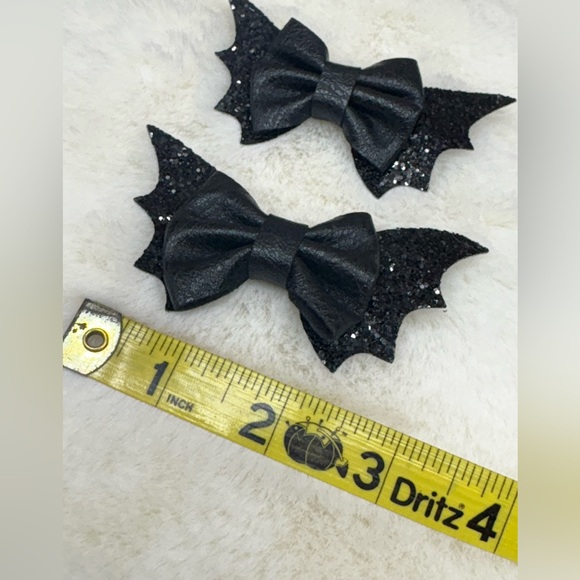 Bat 🦇 bows! - Picture 3 of 6